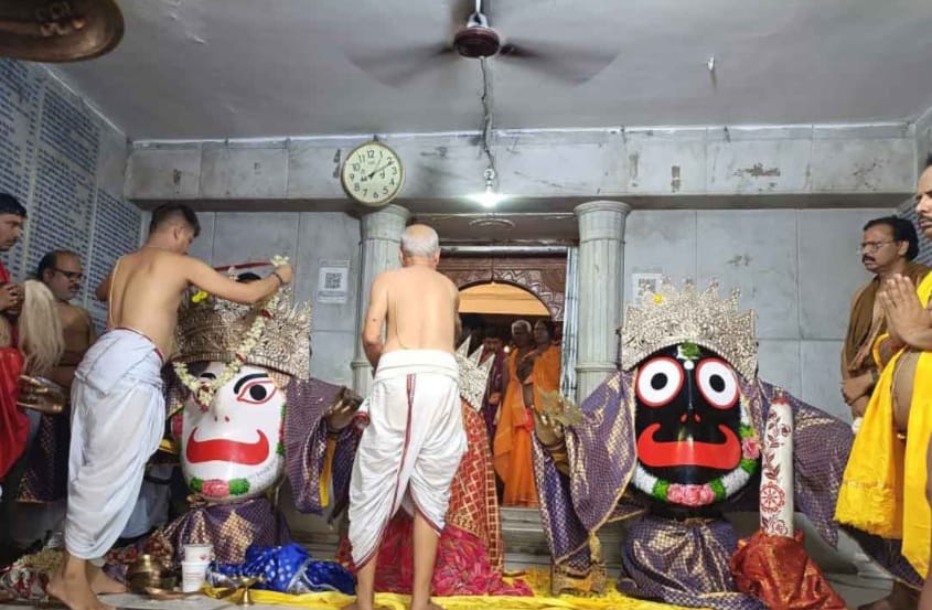 भगवान जगन्नाथ की पूजा करते पुजारी भगवान जगन्नाथ की पूजा करते पुजारी