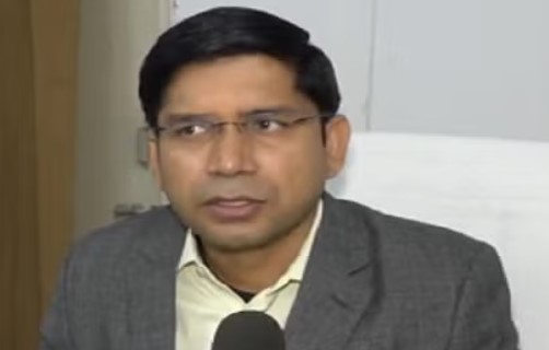 इलेक्ट्रानिक मीडिया से बात करते हुए संभल जनपद के जिलाधिकारी डॉ राजेंद्र पेंसिया इलेक्ट्रानिक मीडिया से बात करते हुए संभल जनपद के जिलाधिकारी डॉ राजेंद्र पेंसिया