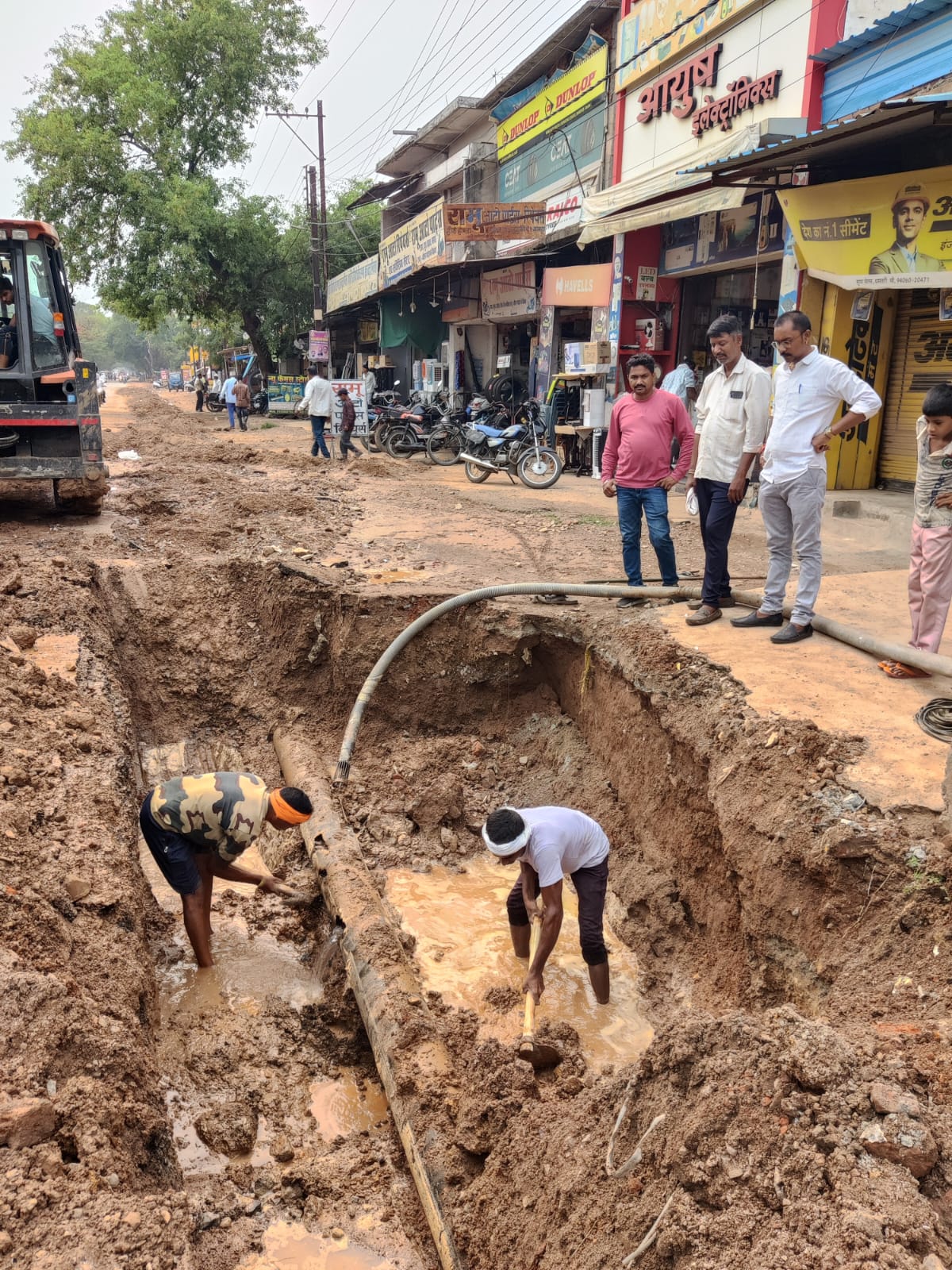शहर के रत्नाबांधा रोड के पास लिकेज दुरुस्त करते निगम कर्मचारी साथ मेंं जल प्रभारी अखिलेश सोनकर।