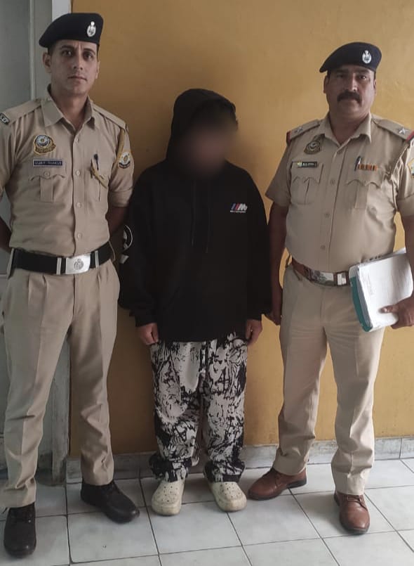 मणिकर्ण पुलिस द्वारा गिरफ्तार मणिकर्ण पुलिस द्वारा गिरफ्तार