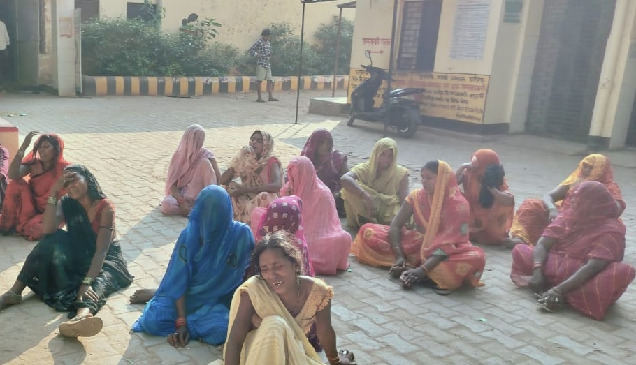 हलिया के औरा गांव में विजली के करेंट की चपेट में आने से महिला की मौत के बाद विलखते परिजन। हलिया के औरा गांव में विजली के करेंट की चपेट में आने से महिला की मौत के बाद विलखते परिजन।