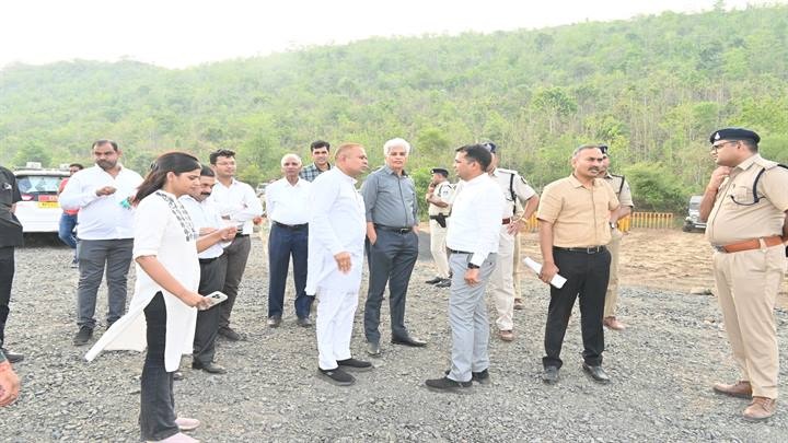 जबलपुरः कलेक्टर-एसपी ने बेलखेड़ा में लाडली बहना एवं महिला सम्मेलन की तैयारियों का लिया जायजा जबलपुरः कलेक्टर-एसपी ने बेलखेड़ा में लाडली बहना एवं महिला सम्मेलन की तैयारियों का लिया जायजा