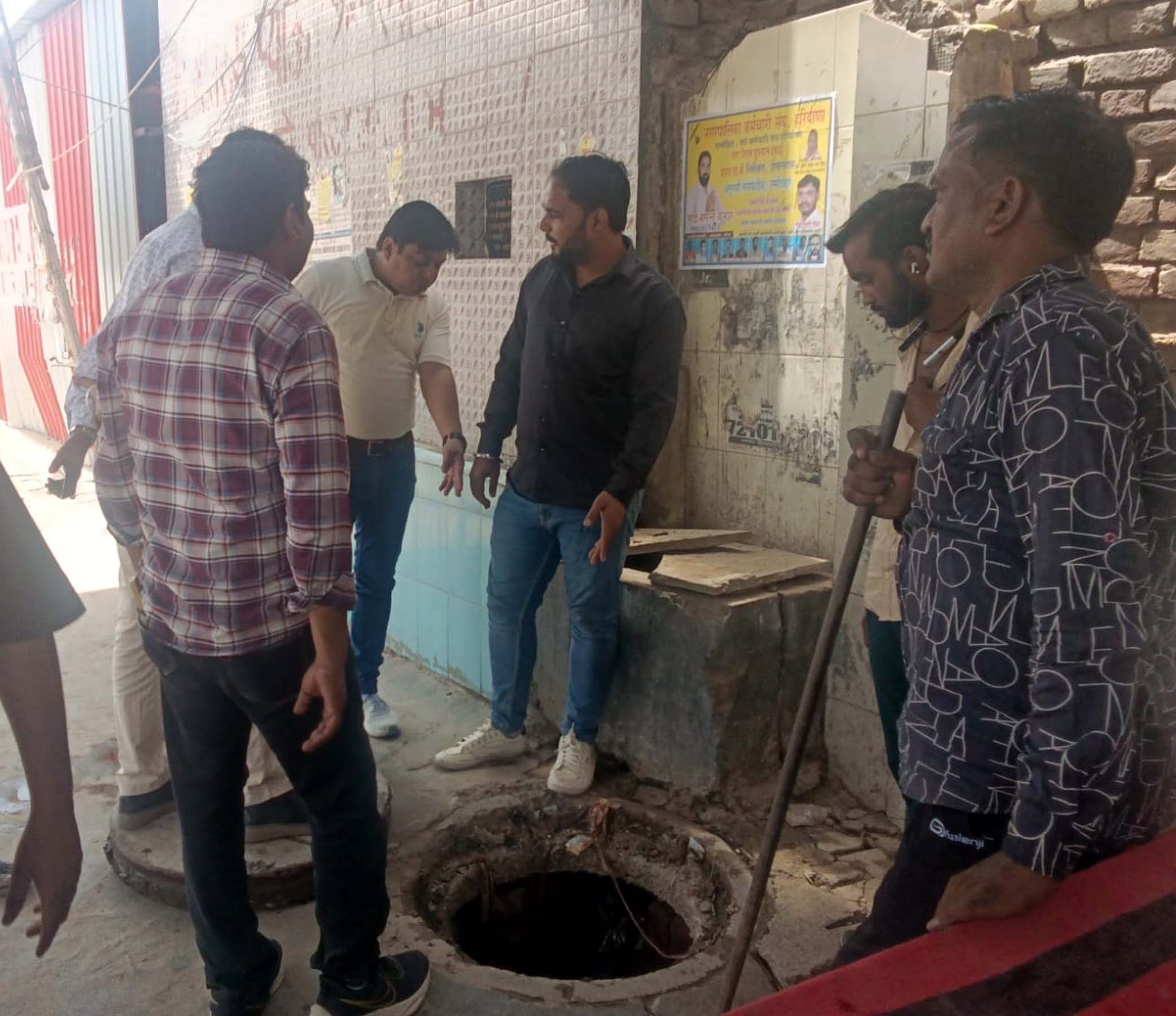 गुरुग्राम में जन निकासी प्रबंधों को लेकर निरीक्षण करते निगम के अधिकारी। गुरुग्राम में जन निकासी प्रबंधों को लेकर निरीक्षण करते निगम के अधिकारी।