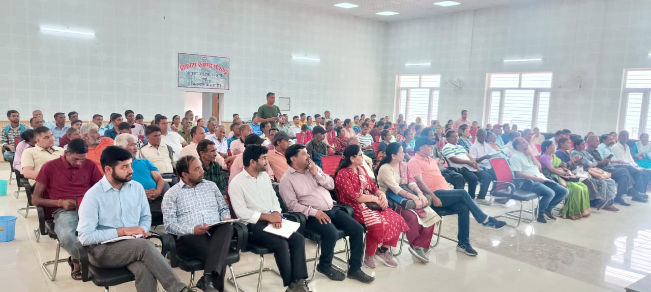 बैठक में मौजूद अधिकारी व किसान। बैठक में मौजूद अधिकारी व किसान।