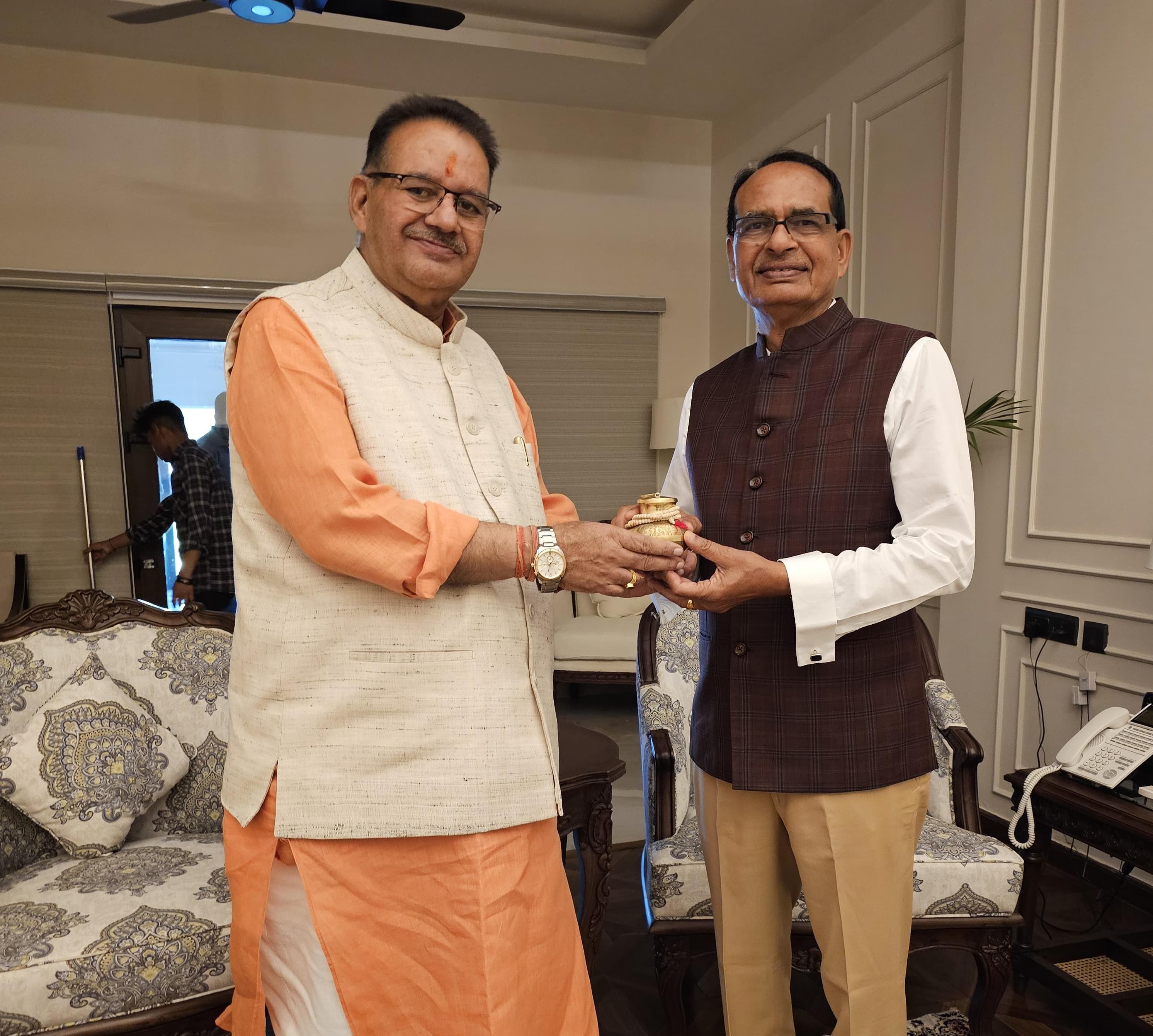 कृषि मंत्री गणेश जोशी नई दिल्ली केंद्रीय कृषि मंत्री शिवराज सिंह चौहान से मुलाकात करते। कृषि मंत्री गणेश जोशी नई दिल्ली केंद्रीय कृषि मंत्री शिवराज सिंह चौहान से मुलाकात करते।