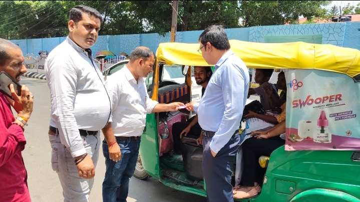 निरीक्षण के दौरान नगर प्रशासन टीम के अधिकारी पदाधिकारी निरीक्षण के दौरान नगर प्रशासन टीम के अधिकारी पदाधिकारी