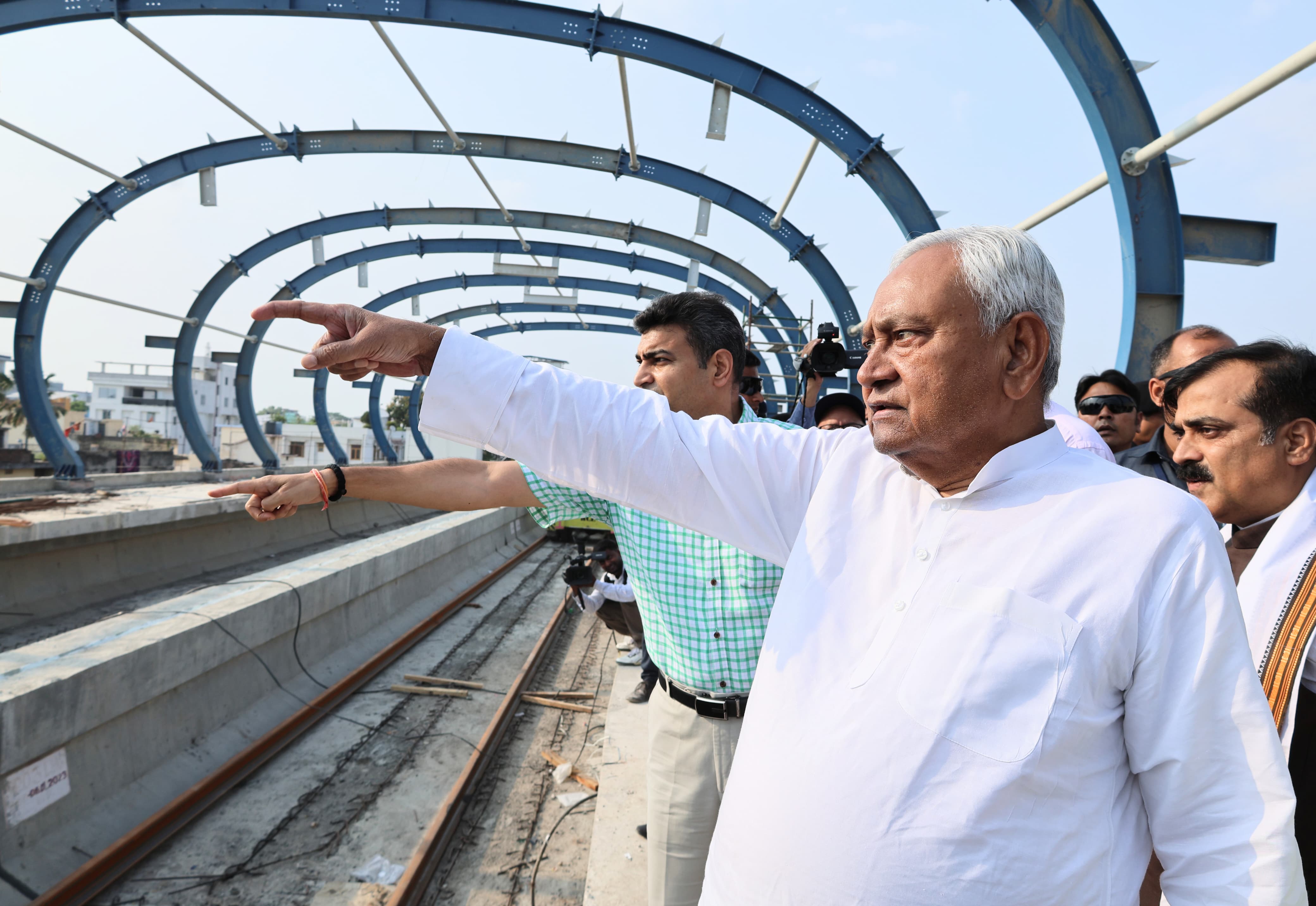 मुख्यमंत्री ने पटना मेट्रो रेल परियोजना के निर्माण कार्यों की प्रगति का जायजा लेते हुए मुख्यमंत्री ने पटना मेट्रो रेल परियोजना के निर्माण कार्यों की प्रगति का जायजा लेते हुए