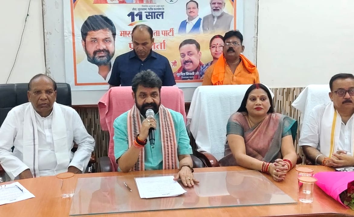 प्रेस वार्ता करते दया शंकर
