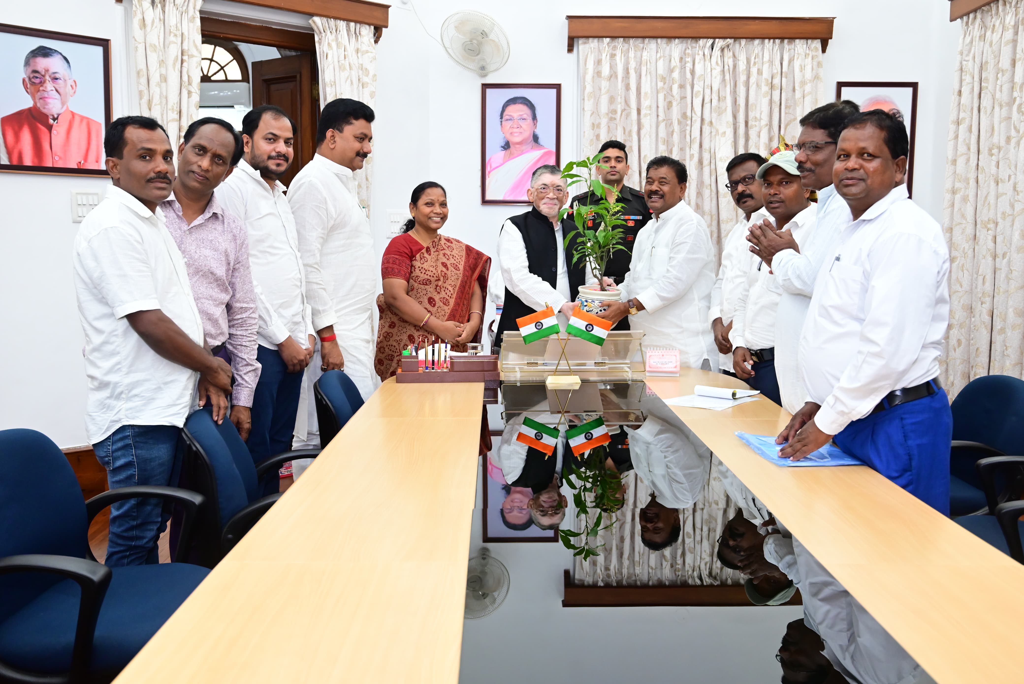 राज्यपाल और प्रतिनिधिमंडल राज्यपाल और प्रतिनिधिमंडल