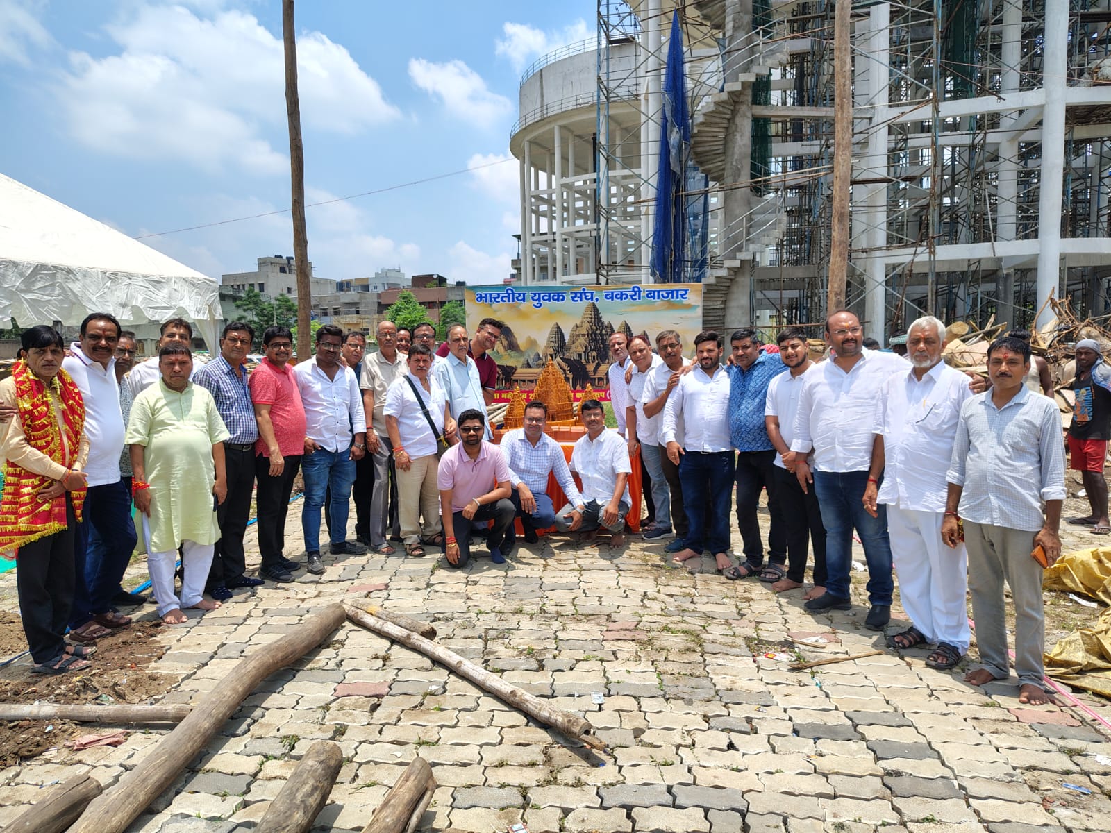 भूमि पूजन के बाद भारतीय युवक संघ के सदस्य भूमि पूजन के बाद भारतीय युवक संघ के सदस्य