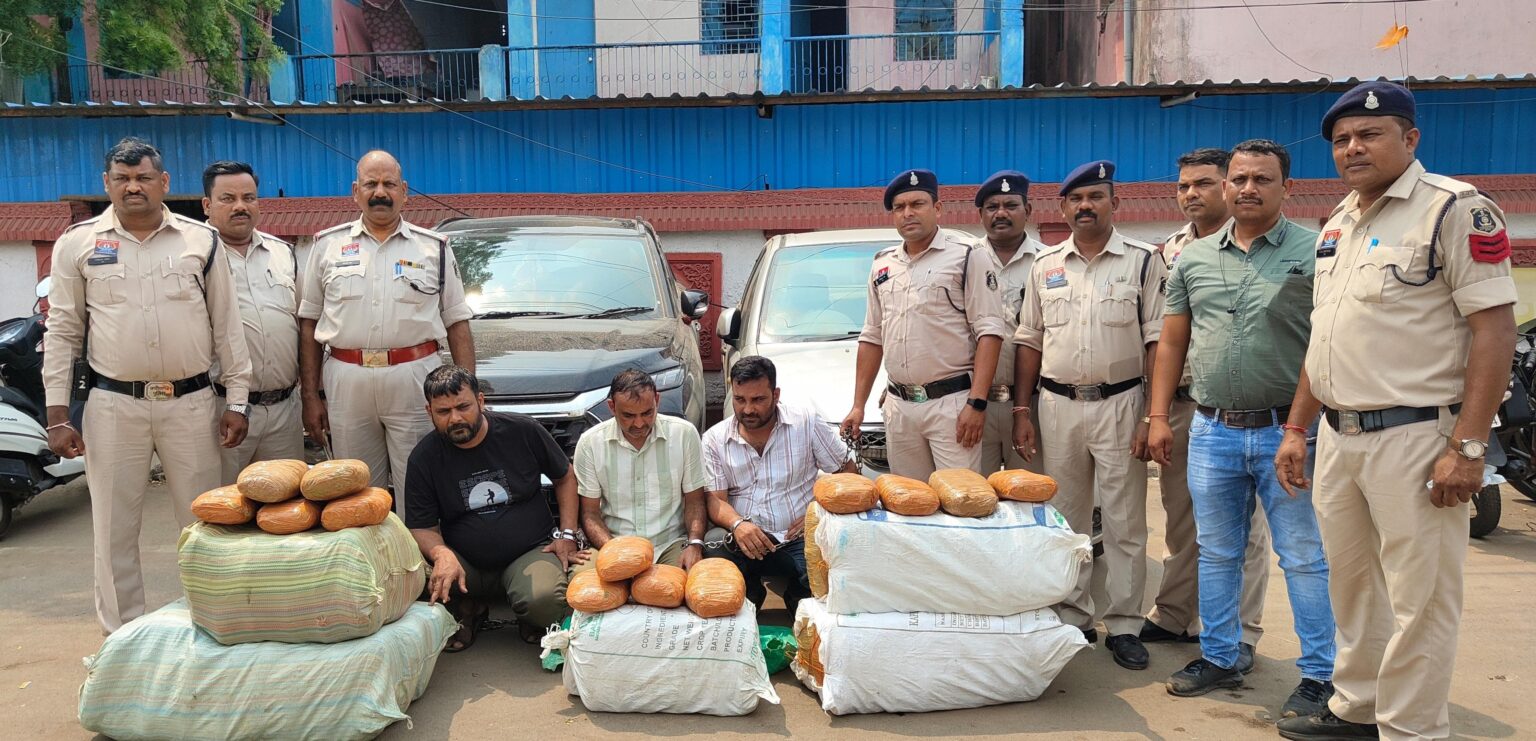 पुलिस के गिरफ्त में आरोपीमय माल के साथ पुलिस के गिरफ्त में आरोपीमय माल के साथ