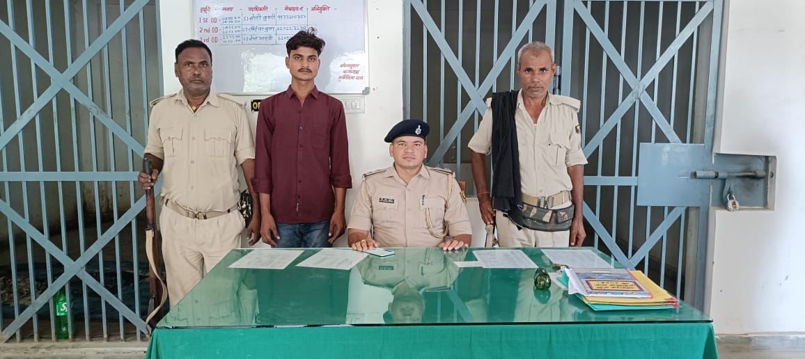 पुलिस गिरफ्त में 20 हजार का इनामी बदमाश पुलिस गिरफ्त में 20 हजार का इनामी बदमाश