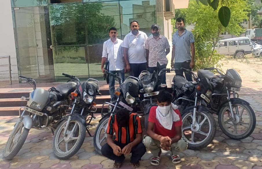 पकड़े गए बाइक चोर गिरोह के सदस्य। पकड़े गए बाइक चोर गिरोह के सदस्य।