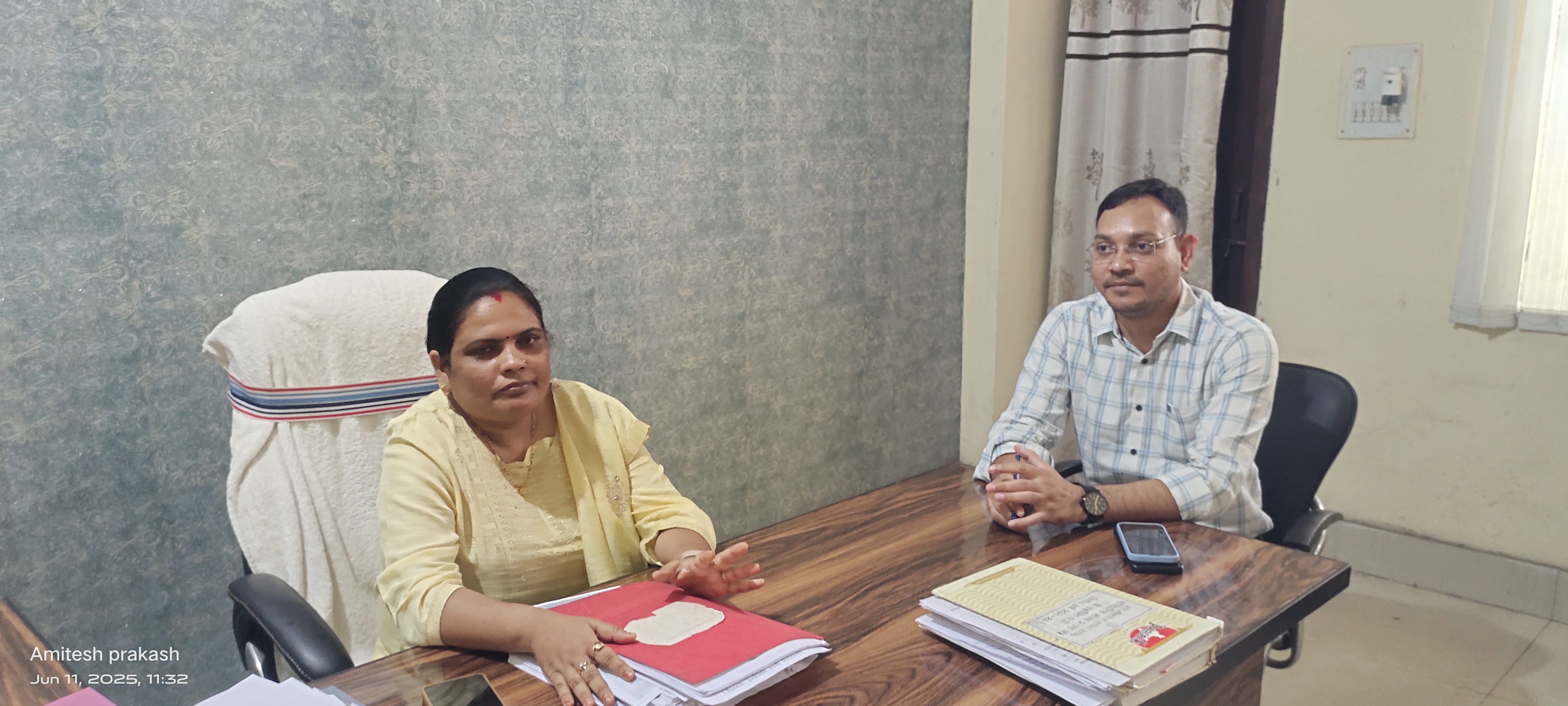 अंचल अधिकारी से बात करती अपर समाहर्ता अंचल अधिकारी से बात करती अपर समाहर्ता