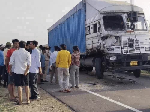 बारातियों से भरी जीप और ट्रक की आमने-सामने की टक्कर के बाद माैके पर जमा भीड़ बारातियों से भरी जीप और ट्रक की आमने-सामने की टक्कर के बाद माैके पर जमा भीड़
