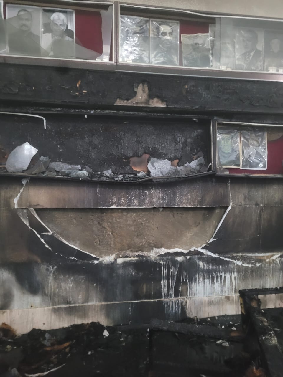 जम्मू-कश्मीर विधानसभा की लॉबी में लगी मामूली आगऐतिहासिक तस्वीरों, फर्नीचर और बुनियादी ढांचे क्षतिग्रस्त जम्मू-कश्मीर विधानसभा की लॉबी में लगी मामूली आगऐतिहासिक तस्वीरों, फर्नीचर और बुनियादी ढांचे क्षतिग्रस्त
