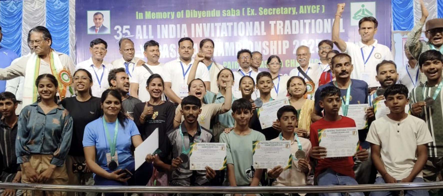 राष्ट्रीय योगा चैम्पियनशिप में पदक विजेता हरियाणा के खिलाड़ी अधिकारियों के साथ। राष्ट्रीय योगा चैम्पियनशिप में पदक विजेता हरियाणा के खिलाड़ी अधिकारियों के साथ।