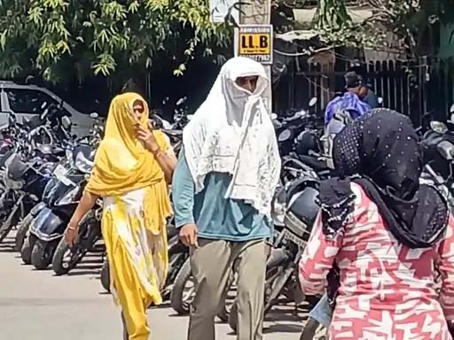 फरीदाबाद में तेज धूप में मुंह और चेहरे ढककर गतव्य की ओर जाते लोग। फरीदाबाद में तेज धूप में मुंह और चेहरे ढककर गतव्य की ओर जाते लोग।