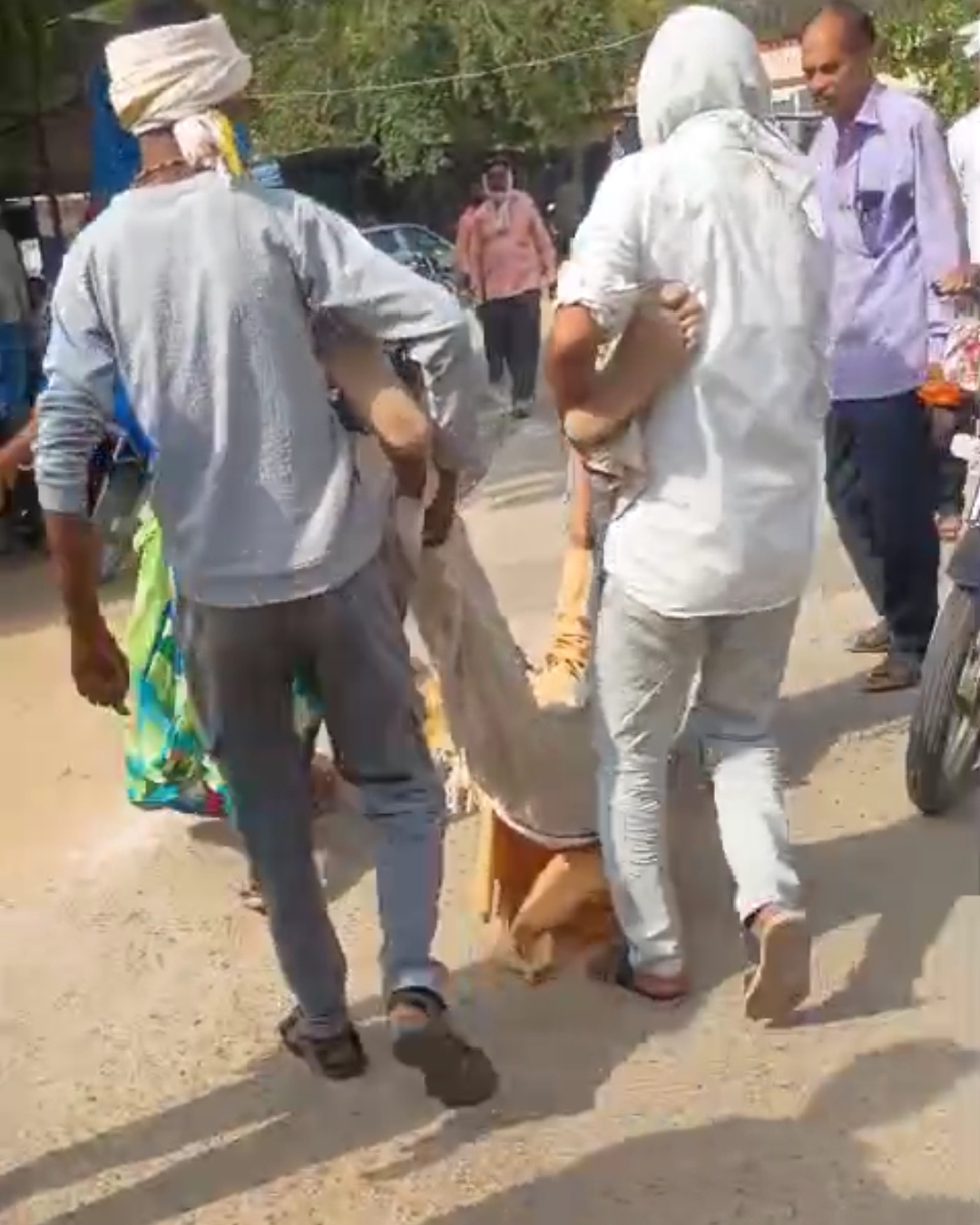 बुजुर्ग को ले जाते परिजन बुजुर्ग को ले जाते परिजन