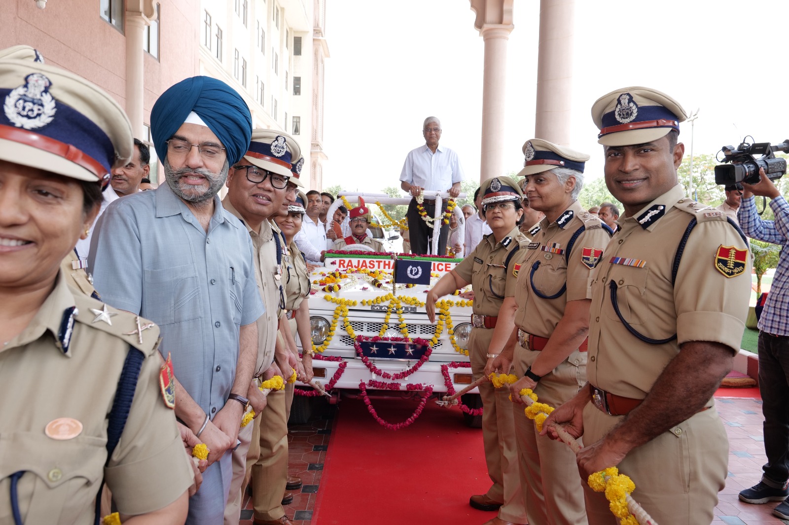 डीजीपी  साहू को पारंपरिक रस्मों के साथ पुलिस अधिकारियों एवं जवानों ने  कार को रस्सों से खींचकर उन्हें सम्मान पूर्वक दी विदाई