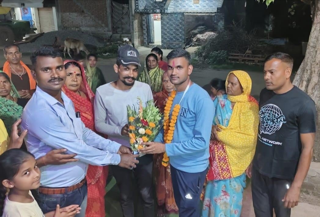छुट्टी लेकर घर पहुंचने पर सेना के जवान का स्वागत करते हुए ग्रामीण। छुट्टी लेकर घर पहुंचने पर सेना के जवान का स्वागत करते हुए ग्रामीण।