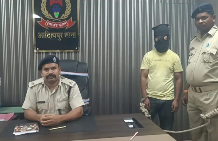 गिरफ्तारी की जानकारी देती पुलिस गिरफ्तारी की जानकारी देती पुलिस