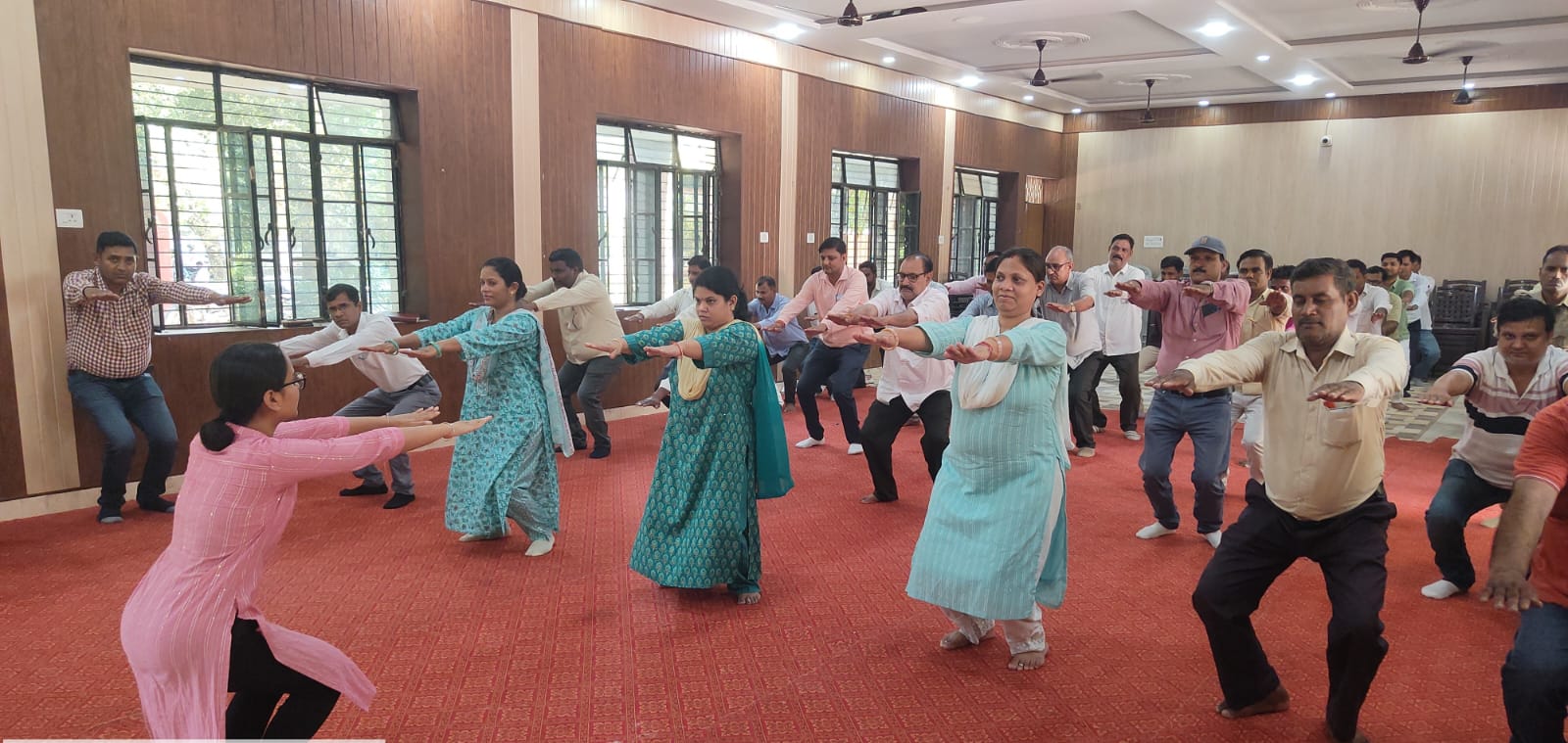 जमालपुर योग करते ब्लाककर्मी। जमालपुर योग करते ब्लाककर्मी।