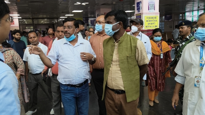 अस्पताल में निरीक्षण के दौरान डीसी मंजुनाथ भजंत्री व अन्य अस्पताल में निरीक्षण के दौरान डीसी मंजुनाथ भजंत्री व अन्य