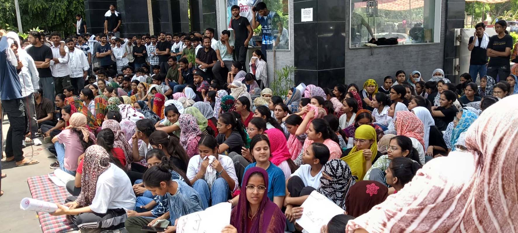 एचएयू के गेट पर सुबह से धरने पर बैठे विद्यार्थी।