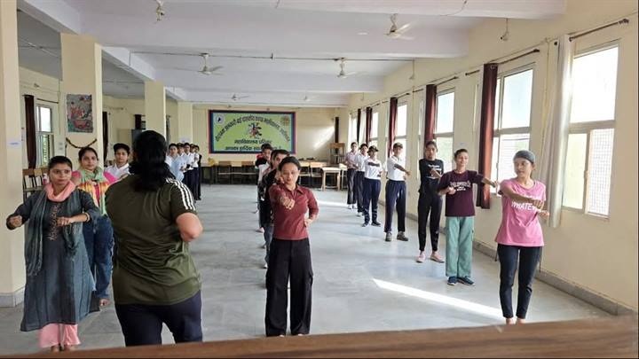 ग्वालियरः अपराजिता कार्यक्रम के तहत छात्राओं को सिखाए जा रहे हैं आत्मरक्षा के गुर ग्वालियरः अपराजिता कार्यक्रम के तहत छात्राओं को सिखाए जा रहे हैं आत्मरक्षा के गुर