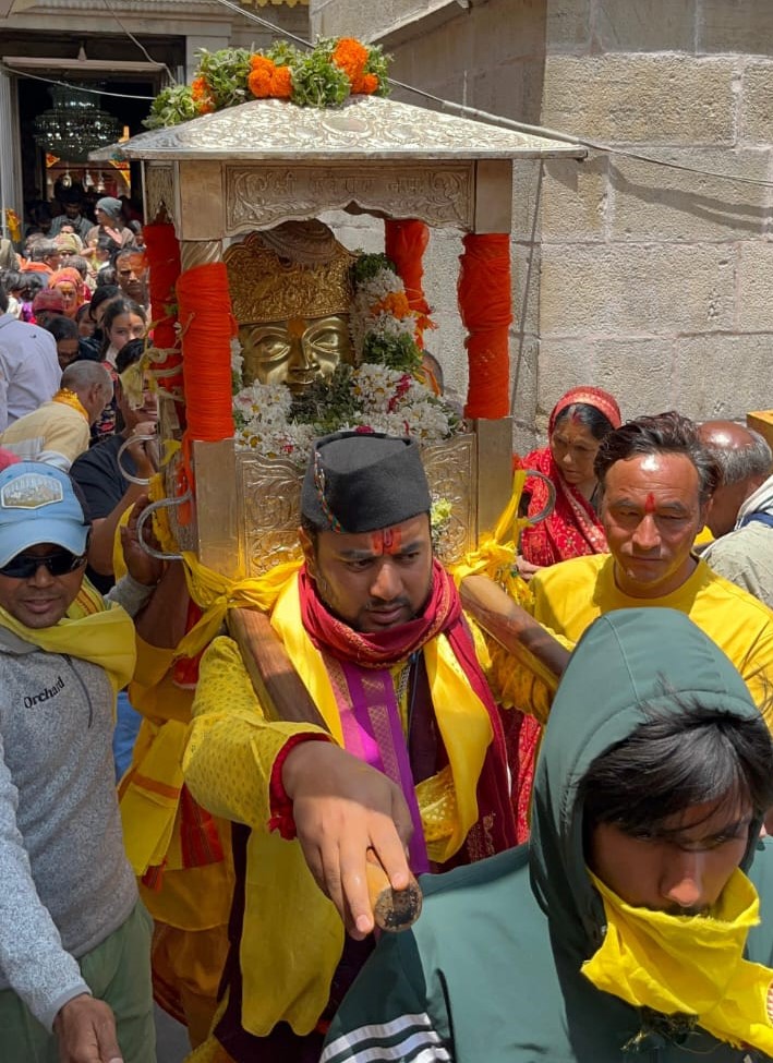 बदरीनाथ धाम में जैठ पुजै को जाते हुए कुबेर जी। बदरीनाथ धाम में जैठ पुजै को जाते हुए कुबेर जी।