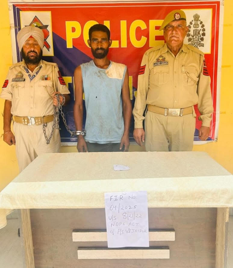 A drug smuggler arrested with 10 grams of heroin A drug smuggler arrested with 10 grams of heroin