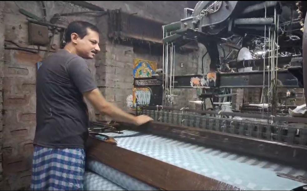 कपड़े तैयार करता बुनकर कपड़े तैयार करता बुनकर