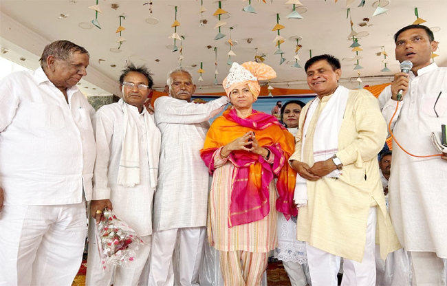 सोनीपत: संत कबीरदास जयंती पर आयोजित कार्यक्रम मे सांसद कुमारी सैलजा का स्वागत करते आयोजक सोनीपत: संत कबीरदास जयंती पर आयोजित कार्यक्रम मे सांसद कुमारी सैलजा का स्वागत करते आयोजक
