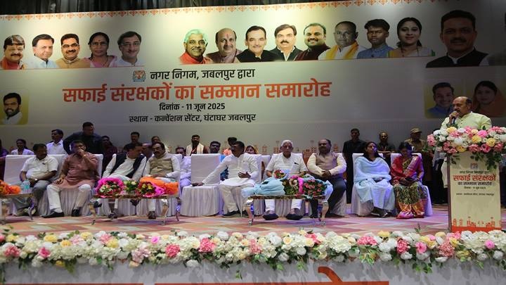 जबलपुर में एक साथ पांच हजार सफाई संरक्षकों का हुआ सम्मान जबलपुर में एक साथ पांच हजार सफाई संरक्षकों का हुआ सम्मान