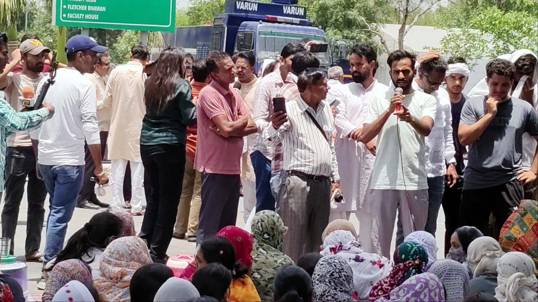 छात्रों के धरना-प्रदर्शन को संबोधित करते एसएफआई के जिला सचिव सुखदेव बूरा। छात्रों के धरना-प्रदर्शन को संबोधित करते एसएफआई के जिला सचिव सुखदेव बूरा।