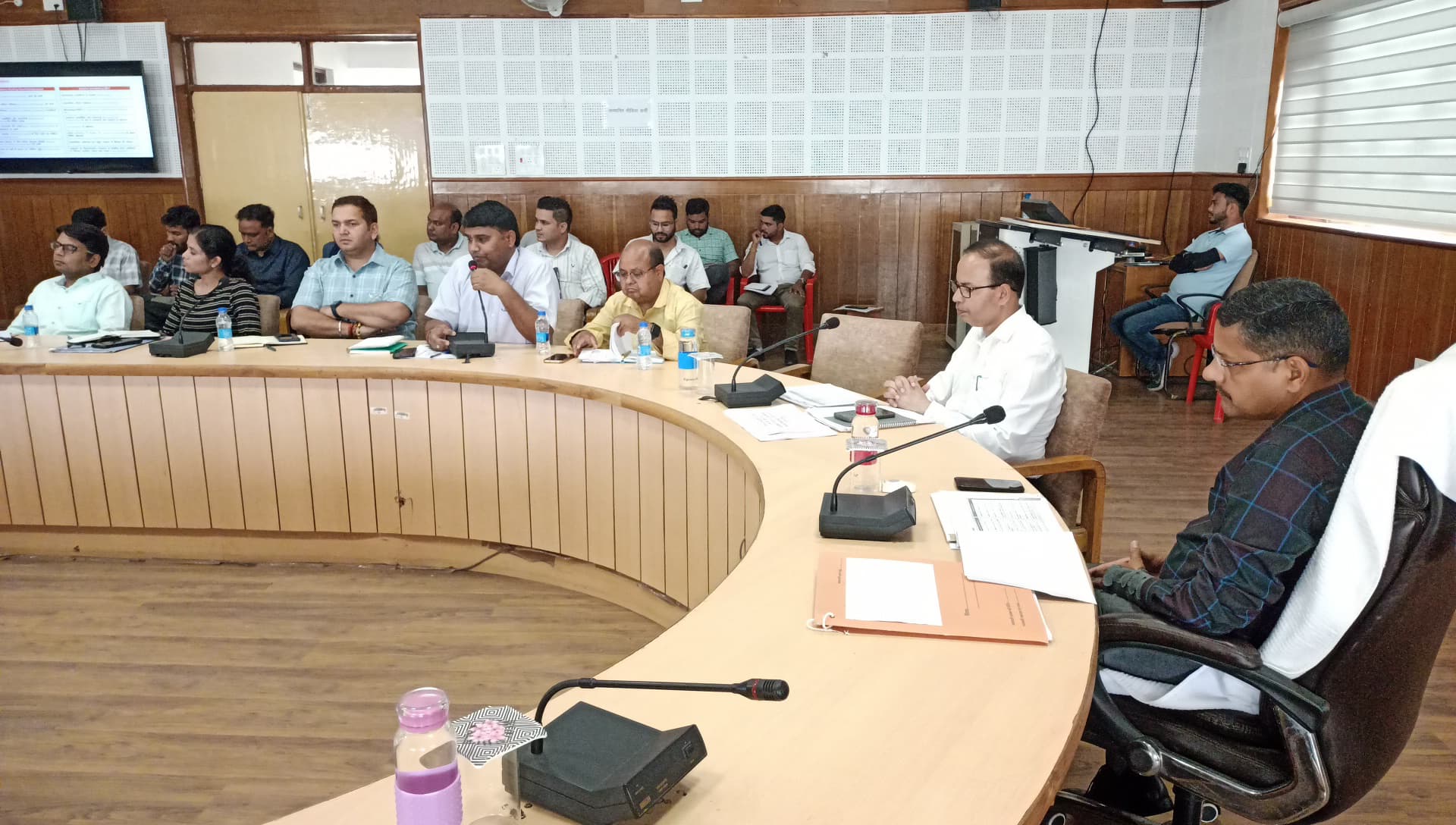 पौड़ी विकास भवन में अधिकारियों की बैठक लेते सीडीओ पौड़ी विकास भवन में अधिकारियों की बैठक लेते सीडीओ