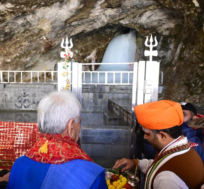 उपराज्यपाल ने इस साल वार्षिक यात्रा की औपचारिक शुरुआत करते हुए श्री अमरनाथ गुफा में की प्रथम पूजा उपराज्यपाल ने इस साल वार्षिक यात्रा की औपचारिक शुरुआत करते हुए श्री अमरनाथ गुफा में की प्रथम पूजा