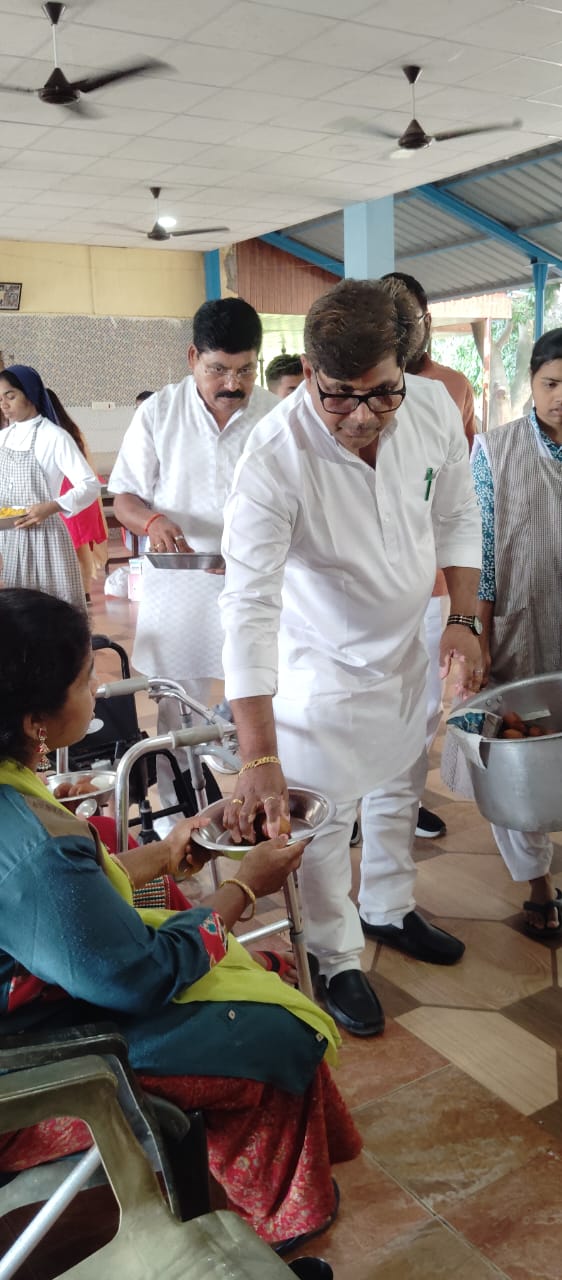 लालू यादव का जन्मदिन मनाते कार्यकर्ता लालू यादव का जन्मदिन मनाते कार्यकर्ता