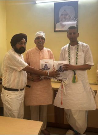 रवीन्द्र जोशी का स्वागत करते कार्यकर्ता रवीन्द्र जोशी का स्वागत करते कार्यकर्ता