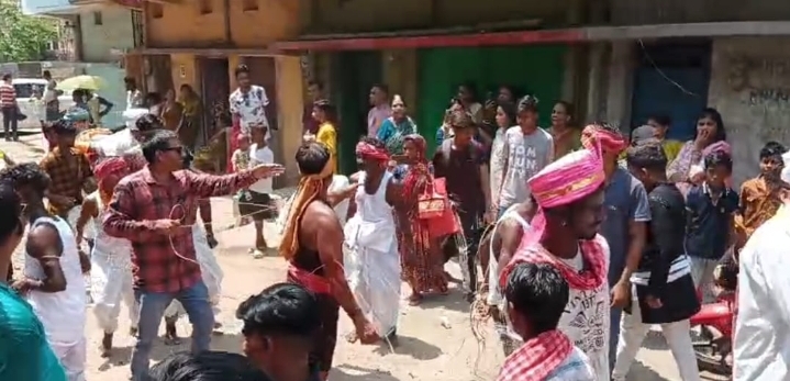 अनुष्ठान के दौरान श्रद्धालु व अन्य लोग अनुष्ठान के दौरान श्रद्धालु व अन्य लोग