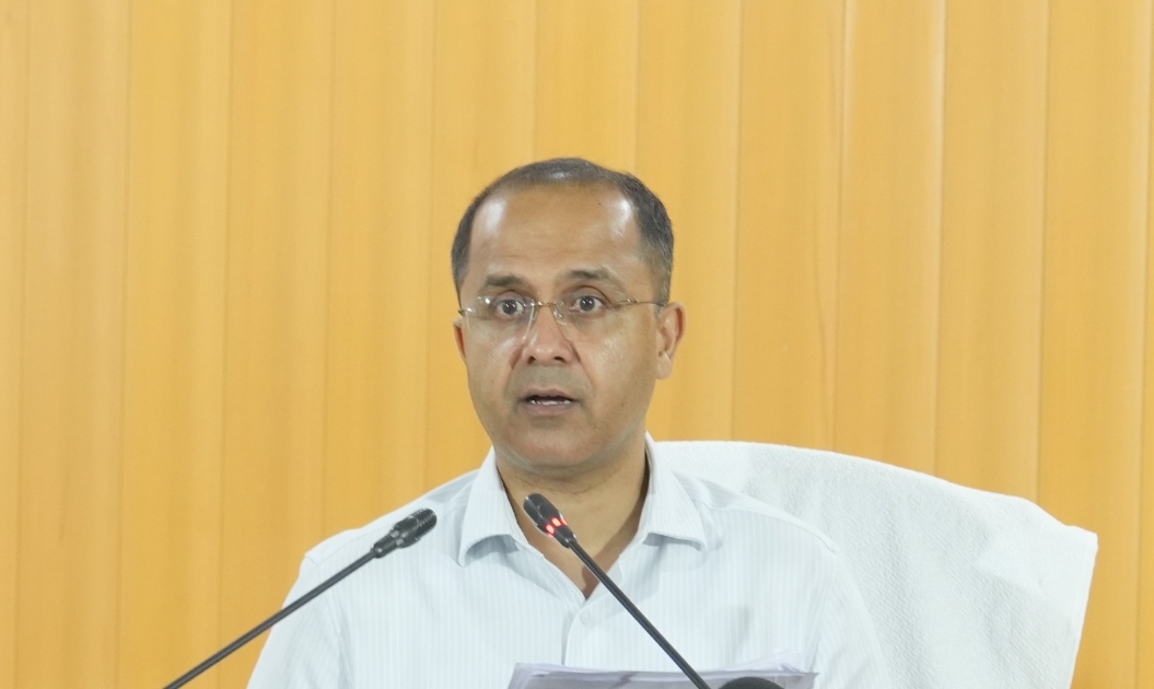 सचिव शैलेश बगोली मंत्रिमंडल की ब्रीफिंग करते। सचिव शैलेश बगोली मंत्रिमंडल की ब्रीफिंग करते।