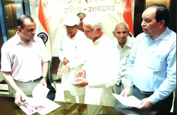 डीएम ने भेंट के दौरान प्रतिनिधिमण्डल डीएम ने भेंट के दौरान प्रतिनिधिमण्डल