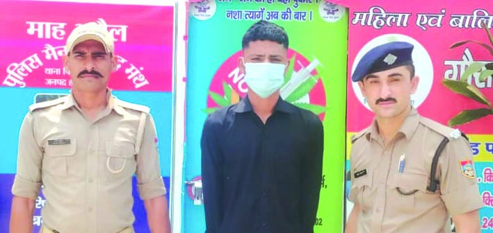 पुलिस गिरफ्त में आरोपित पुलिस गिरफ्त में आरोपित