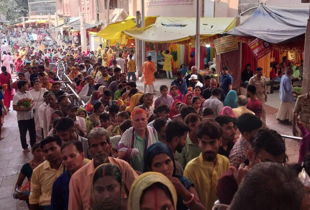 विंध्यधाम में दर्शनार्थियों की भीड़।