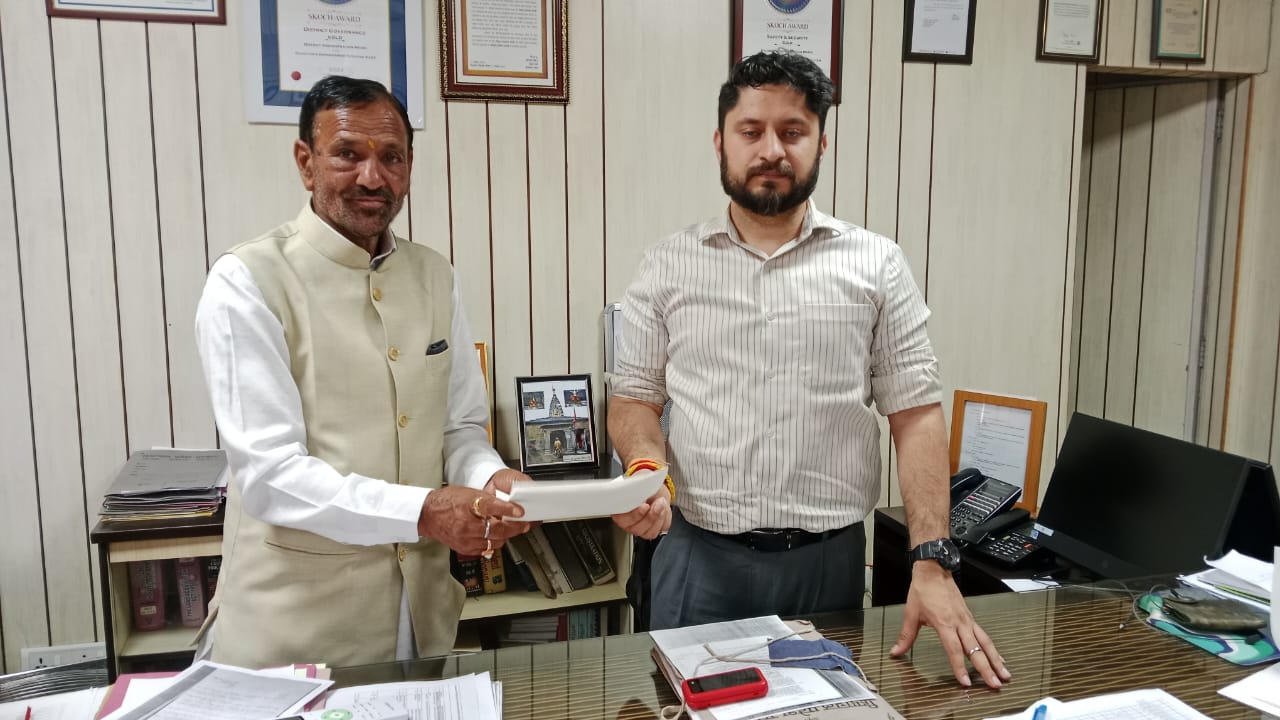 उपायुक्त को ज्ञापन देते हुए पूर्व विधायक जवाहर ठाकुर उपायुक्त को ज्ञापन देते हुए पूर्व विधायक जवाहर ठाकुर