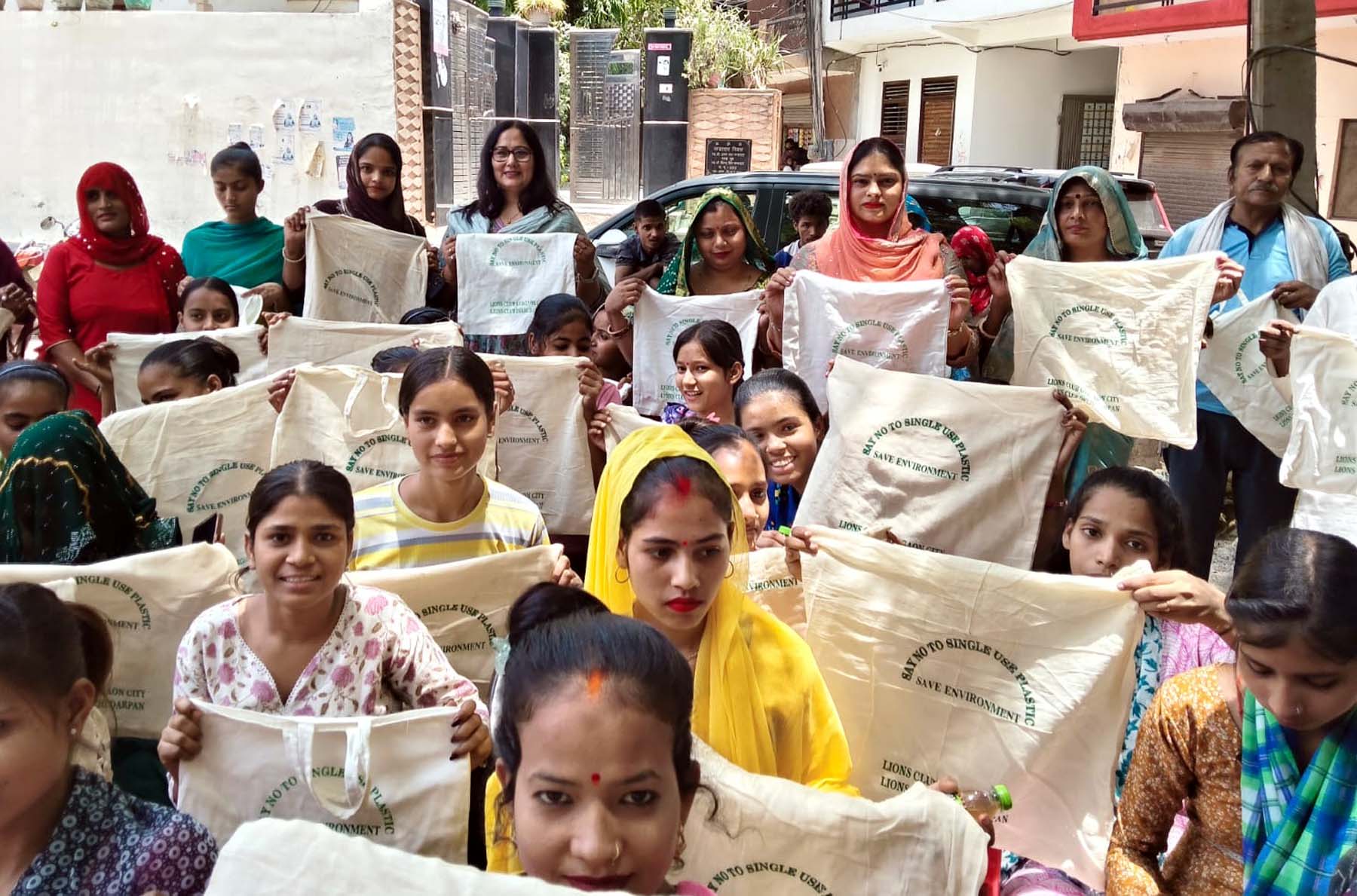 मानेसर नगर निगम क्षेत्र के गांव कासन से कपड़े के थैले बांटकर पॉलिथीन मुक्त क्षेत्र बनाने की शुरुआत करतीं मेयर डा. इंद्रजीत कौर यादव। मानेसर नगर निगम क्षेत्र के गांव कासन से कपड़े के थैले बांटकर पॉलिथीन मुक्त क्षेत्र बनाने की शुरुआत करतीं मेयर डा. इंद्रजीत कौर यादव।