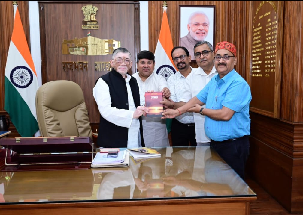 राज्यपाल को आमंत्रण देते साहित्य भारती के सदस्य राज्यपाल को आमंत्रण देते साहित्य भारती के सदस्य