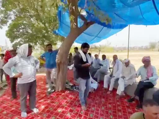 फरीदाबाद के लोग डंपिंग यार्ड के खिलाफ धरने पर बैठे। फरीदाबाद के लोग डंपिंग यार्ड के खिलाफ धरने पर बैठे।