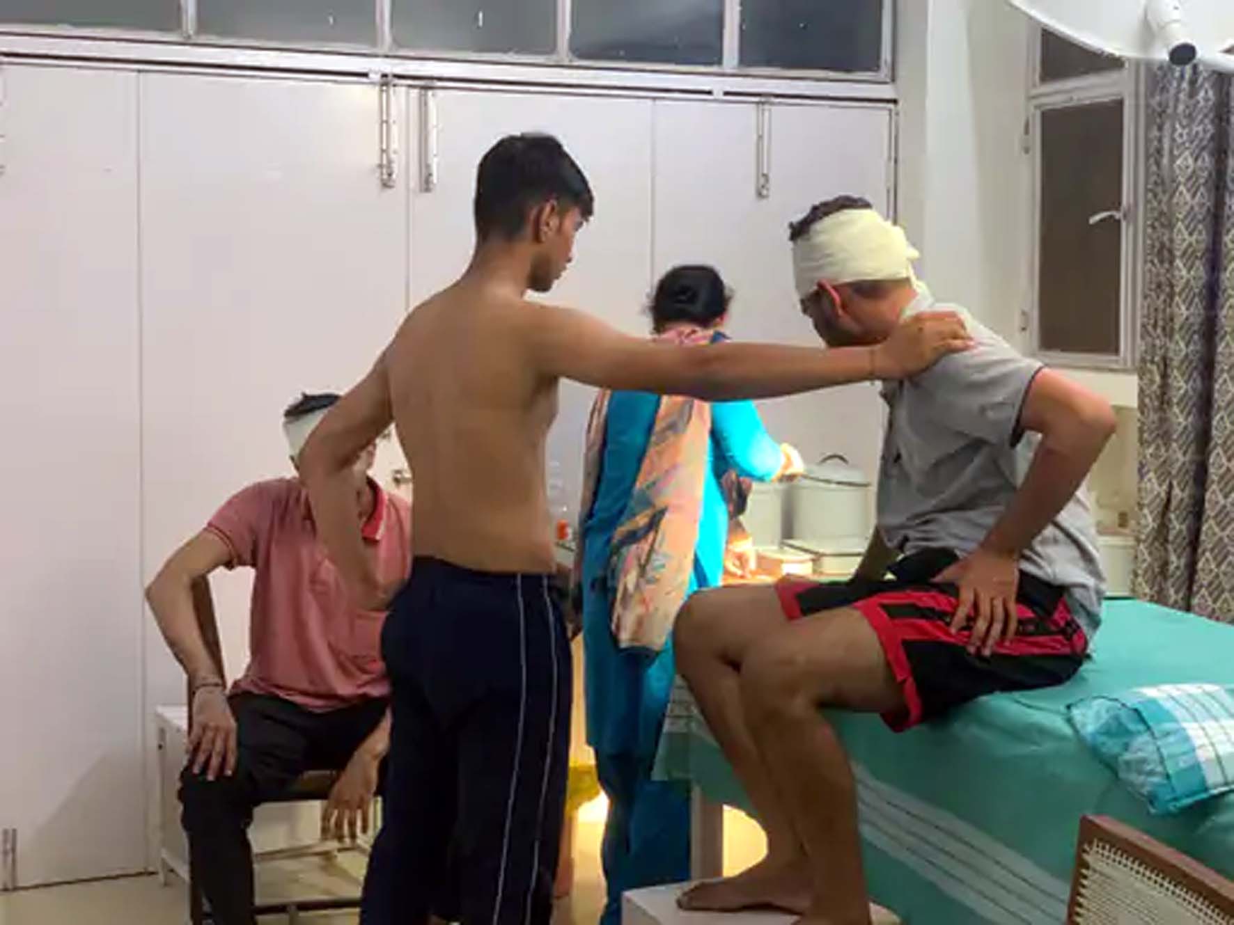 अस्पताल में उपचार के लिए पहुंचे छात्र। अस्पताल में उपचार के लिए पहुंचे छात्र।